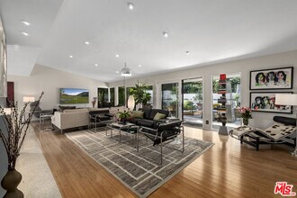8670 Allenwood Rd in Los Angeles, CA - Foto de edificio - Building Photo