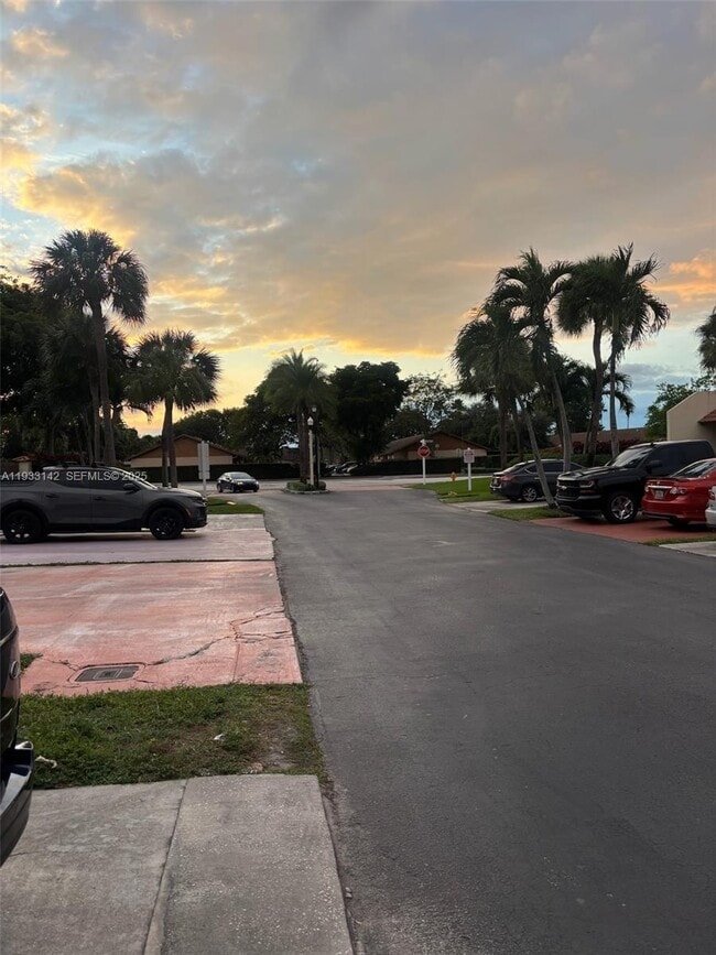 6460 NW 192nd Terrace in Hialeah, FL - Foto de edificio - Building Photo