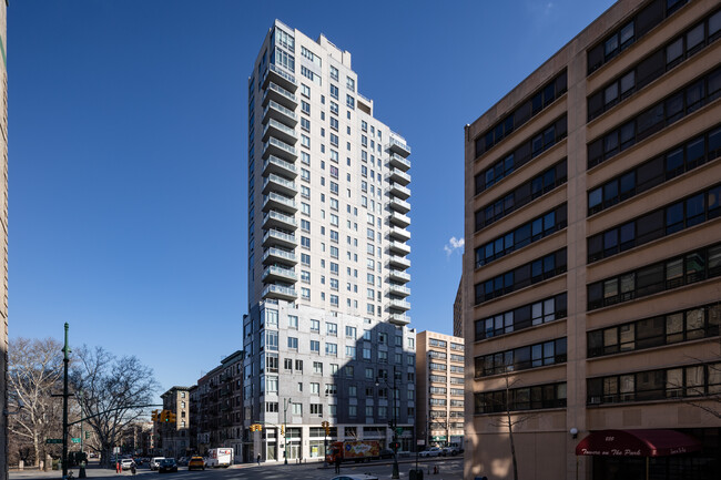 One Morningside Park in New York, NY - Foto de edificio - Building Photo