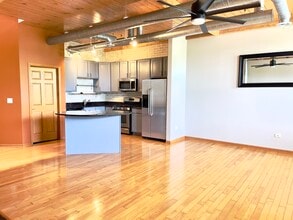 1675 Town Center St in Aurora, IL - Building Photo - Building Photo