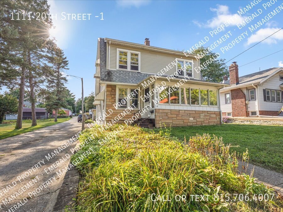 1111 20th St in Rockford, IL - Building Photo