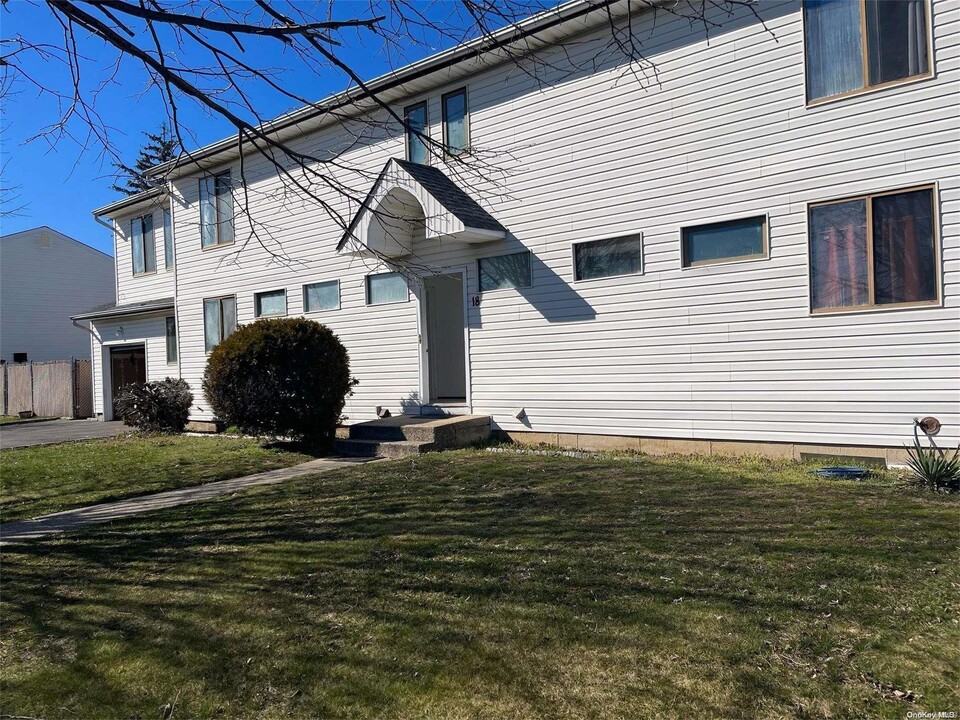 18 Albergo Ct in Bethpage, NY - Building Photo