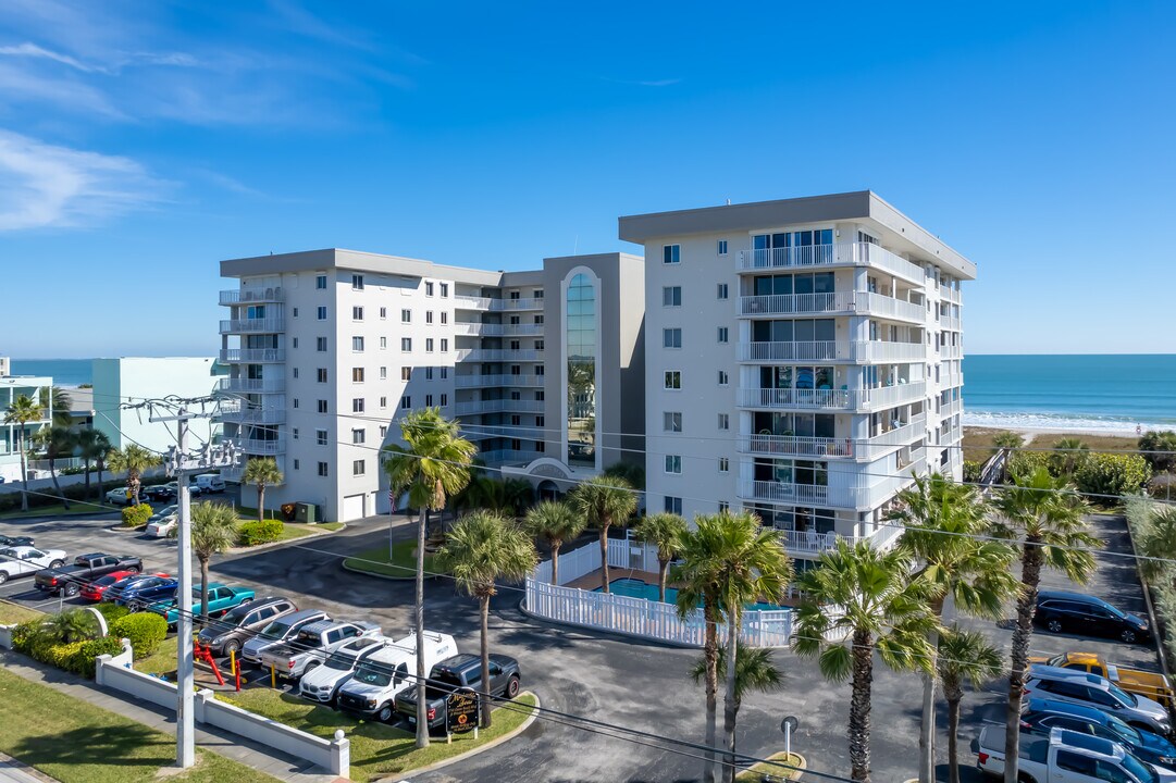 Majestic Seas in Cocoa Beach, FL - Foto de edificio