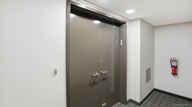 100 Cutter Mill Rd in Great Neck, NY - Foto de edificio - Building Photo