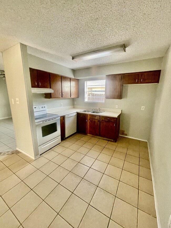 property at 909 NW Summercrest Blvd