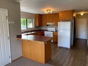 802 Mollie Ave in Hood River, OR - Building Photo - Building Photo