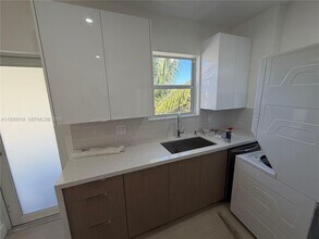 1045 SW 8th Ave in Miami, FL - Building Photo - Building Photo