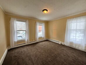 17 Laurel St, Unit 1 in Somerville, MA - Foto de edificio - Building Photo