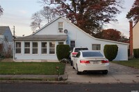 203 Hempstead Gardens Dr in West Hempstead, NY - Building Photo - Building Photo