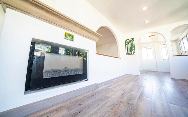 4025 State St in Santa Barbara, CA - Building Photo - Building Photo