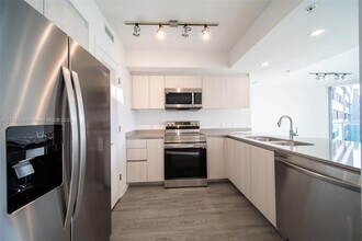 1500 Bay Rd, Unit M-0427 in Miami Beach, FL - Building Photo - Building Photo