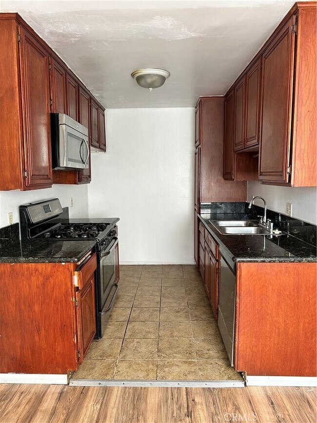 14801 Nordhoff St in Los Angeles, CA - Building Photo - Building Photo