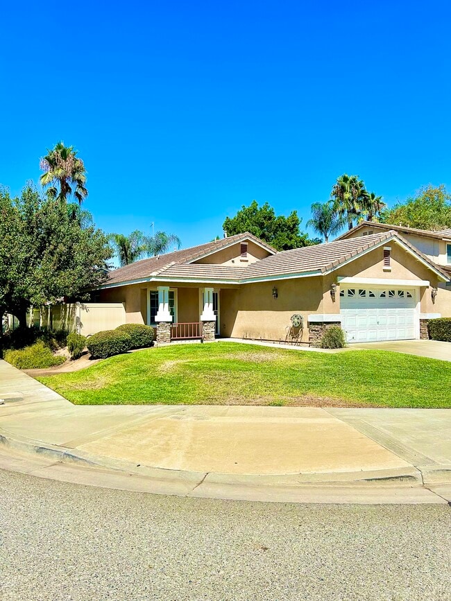 30277 Twain Dr in Menifee, CA - Foto de edificio - Building Photo