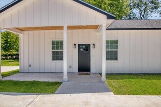 205 Charles St in Cleveland, TX - Building Photo - Building Photo