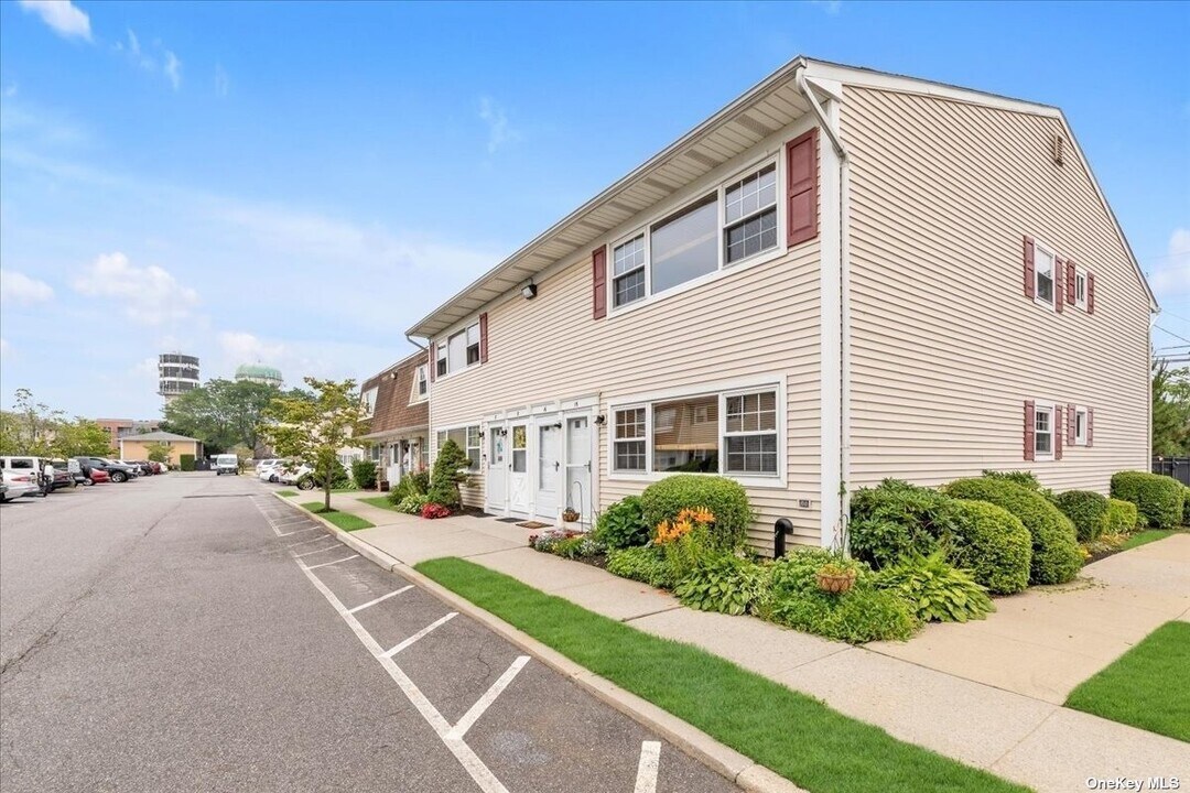 1 Atlantic Ave-Unit -16 in Farmingdale, NY - Building Photo