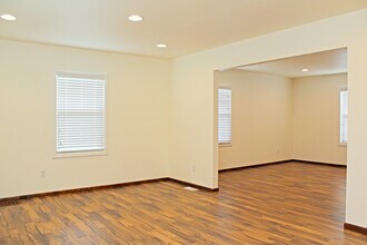 9134 SE Ankeny St, Unit B in Portland, OR - Foto de edificio - Building Photo