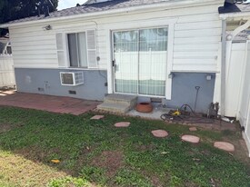 14732 Burbank Blvd, Unit 14730 in Los Angeles, CA - Building Photo