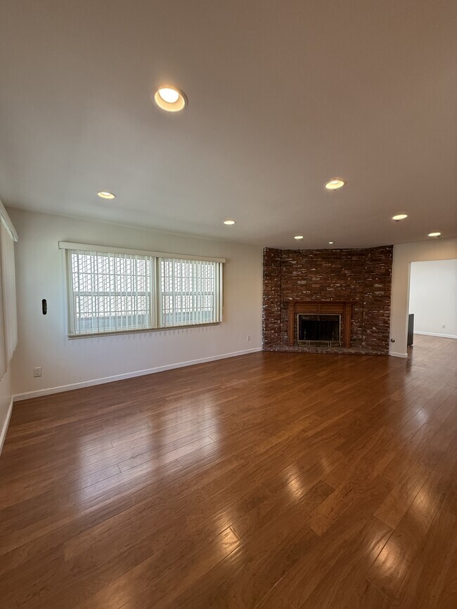 property at 728 E Tujunga Ave