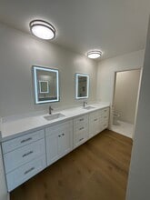 Malibu Coastline Apartments in Malibu, CA - Foto de edificio - Building Photo