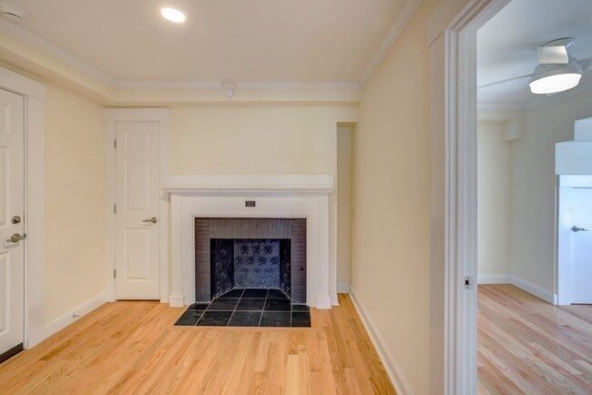 220 Commonwealth Ave, Unit 24 in Chestnut Hill, MA - Foto de edificio - Building Photo