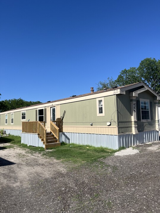 409 E Main St in Kenedy, TX - Building Photo