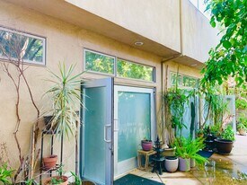 751 N Harper Ave in Los Angeles, CA - Building Photo