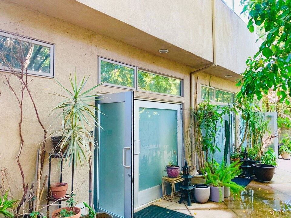 751 N Harper Ave in Los Angeles, CA - Building Photo