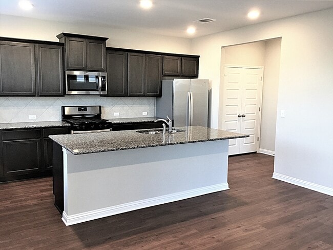 5817 Monmarte Cove in Austin, TX - Foto de edificio - Building Photo