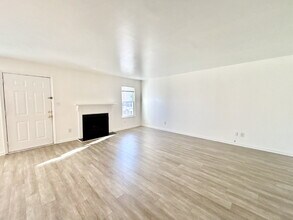 1441 Deerpond Ln in Virginia Beach, VA - Foto de edificio - Building Photo