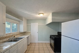 745 E Home Ave, Unit Apt. 5 in Fresno, CA - Foto de edificio - Building Photo