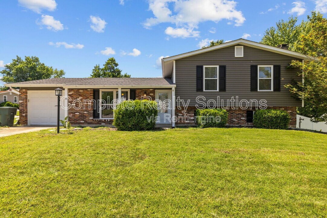 17 Auchly Ln in St. Peters, MO - Building Photo
