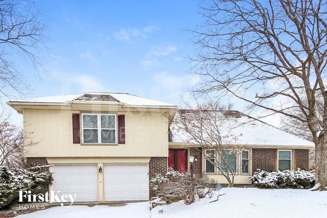 10002 NW 67 St in Parkville, MO - Building Photo