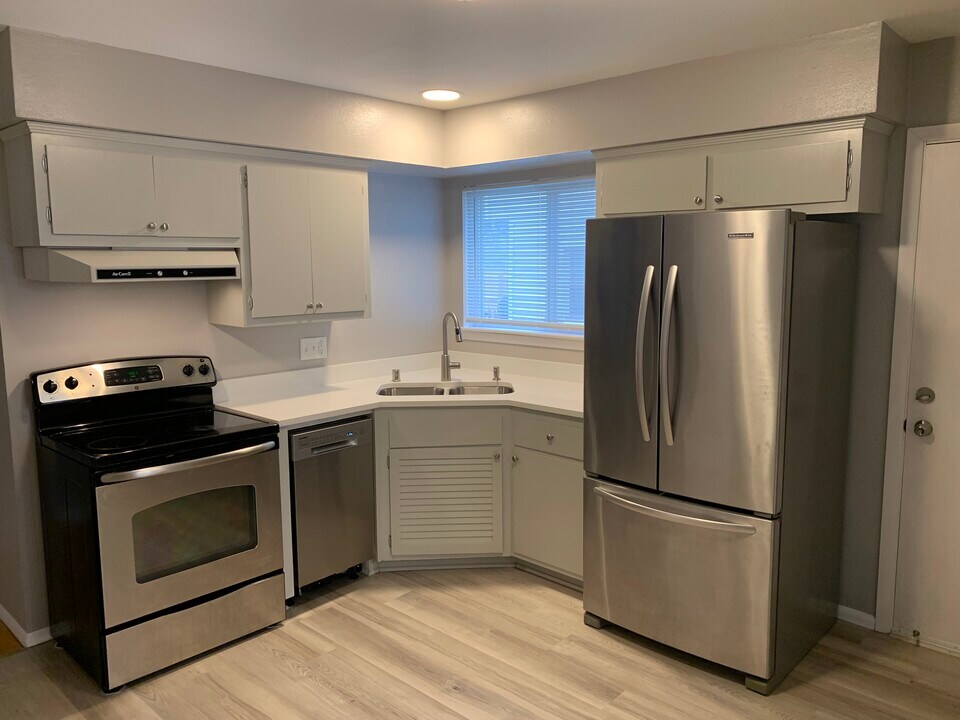 7006 W Lloyd St, Unit 7006 in Wauwatosa, WI - Foto de edificio
