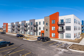 Courtyard at Cobblestone Park in Sturtevant, WI - Foto de edificio - Building Photo