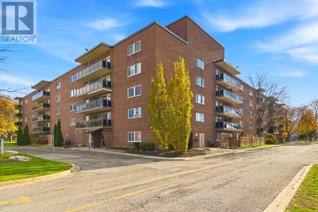 196 Scott St in St Catharines, ON - Building Photo - Building Photo