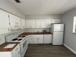 37 SE 15th St in Dania Beach, FL - Building Photo - Building Photo