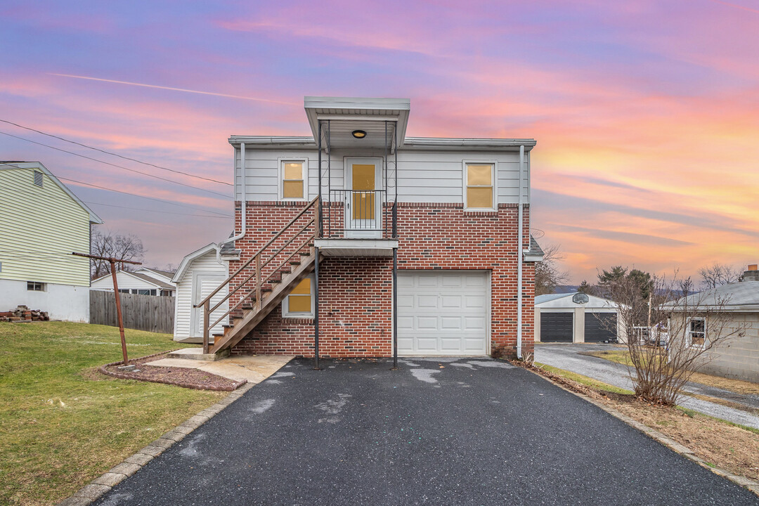 38 Lancaster Ave, Unit B in Enola, PA - Foto de edificio