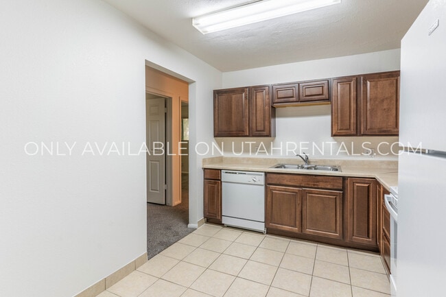 4900 S Highland Cir in Holladay, UT - Building Photo - Building Photo