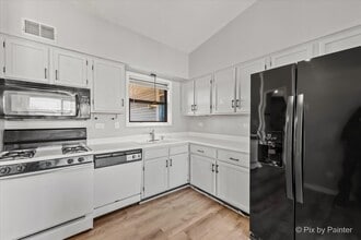 5815 Wilshire Ct in Hanover Park, IL - Building Photo - Building Photo