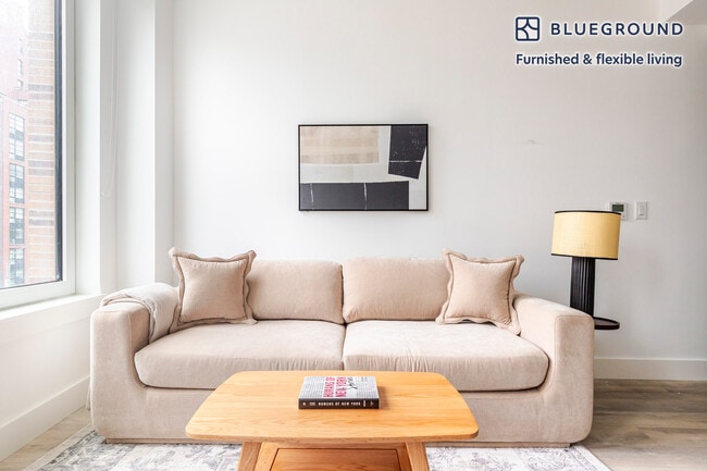 280 E Houston St in New York, NY - Building Photo - Building Photo