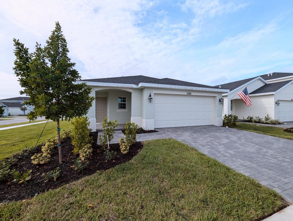 11146 Fernbrook Dr in Port St. Lucie, FL - Foto de edificio