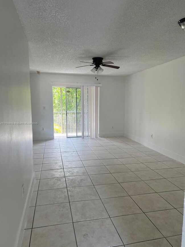 438 NE 210th Cir Terrace in Miami, FL - Building Photo - Building Photo