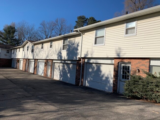 1583 highland park dr, Unit F in Highland, MI - Building Photo - Building Photo