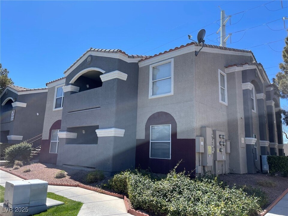 5055 W Hacienda Ave in Las Vegas, NV - Building Photo