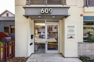 Breeze Suites Moderne in Santa Monica, CA - Building Photo - Building Photo