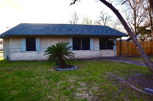 5715 Hirondel in Houston, TX - Building Photo - Building Photo