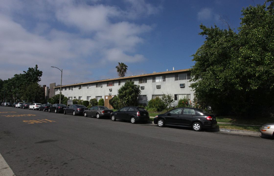 5131 Buffalo Ave in Van Nuys, CA - Building Photo