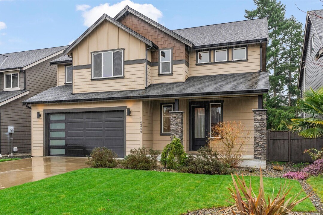 14309 57th Ave E in Puyallup, WA - Building Photo