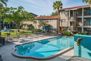 Fountain Court Apartments in St. Petersburg, FL - Building Photo