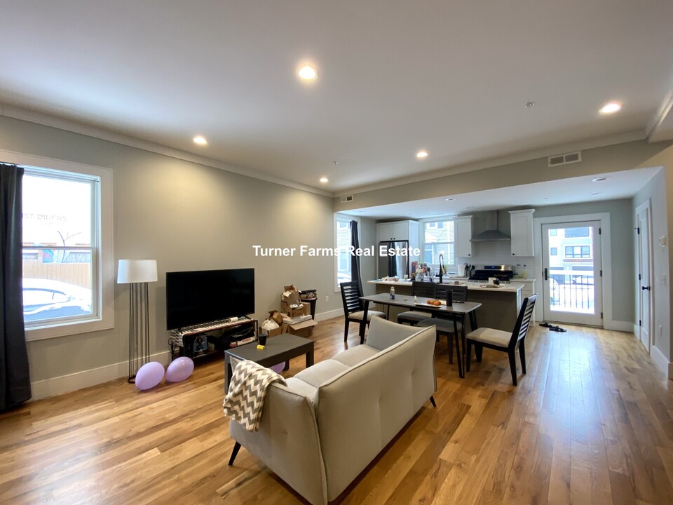 201 Boylston St, Unit 1 in Brookline, MA - Building Photo